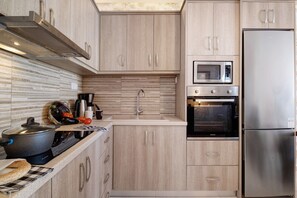 Een koelkast, een microgolfoven, een oven, een kookplaat