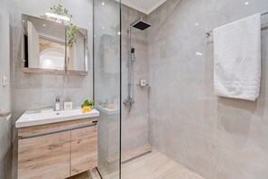 Bruser, gratis toiletartikler, hårtørrer, badekåber