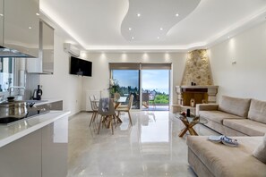 Télévision, cheminée, lecteur de DVD