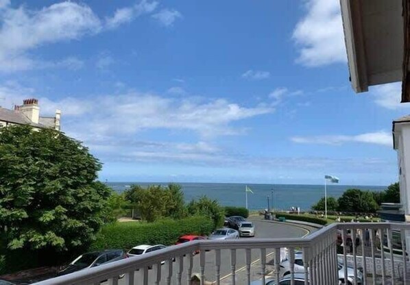 A balcony with a view of the sea and parked cars. - The Lookout - Beautiful sea views (Filey)