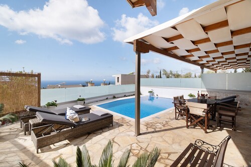 Apartment 'Suite Iro' with Sea View, Wi-Fi and Air Conditioning