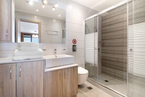 Douche, sèche-cheveux, serviettes fournies