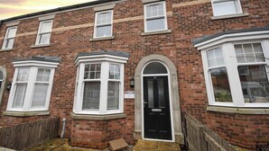Exterior - Sea Dreams, Sleeps 5, great central location (Filey)