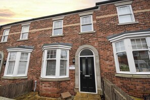 Exterior - Sea Dreams, Sleeps 5, great central location (Filey)