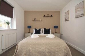 3 bedrooms, WiFi, bed sheets - Sea Dreams, Sleeps 5, great central location (Filey)
