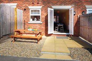 Outdoor dining - Sea Dreams, Sleeps 5, great central location (Filey)