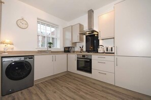 Fridge, microwave, oven, coffee/tea maker - Sea Dreams, Sleeps 5, great central location (Filey)