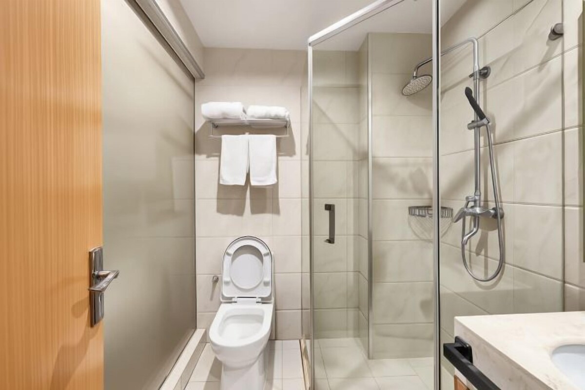 Un baño con inodoro, ducha y lavamanos.