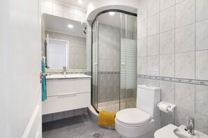 Douche, sèche-cheveux, serviettes fournies