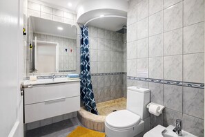 Dusche, Haartrockner, Handtücher