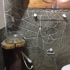 Serviettes fournies, papier toilette