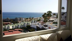 Ein Zimmer mit Blick auf das Meer und die Stadtlandschaft.