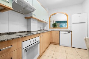 Fridge, microwave, oven, stovetop - Holdiday Apartment 'Costa Linda 1' with Sea View, Pool & Wi-Fi (Hospitalet del Infante)