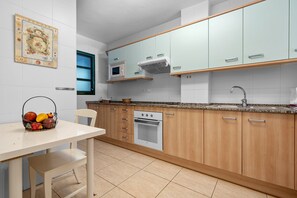 Køleskab, mikrobølgeovn, ovn, kogeplade