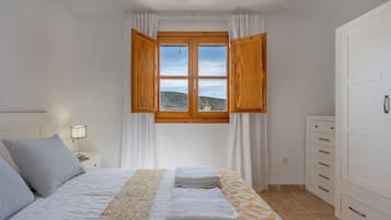 4 bedrooms, iron/ironing board, free WiFi, bed sheets