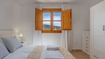 4 slaapkamers, een strijkplank/strijkijzer, gratis wifi, beddengoed