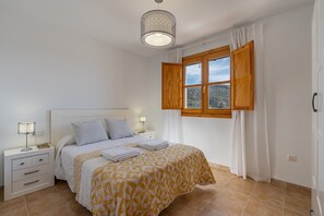 4 bedrooms, iron/ironing board, free WiFi, bed sheets