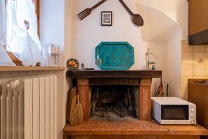 Interior - Holiday Home "Le Balze" with Mountain View, Private Garden & Wi-Fi (Castelfranco di Sopra)