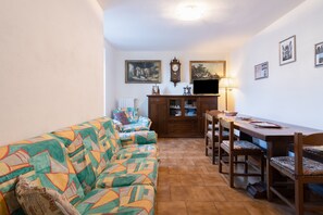 TV, fireplace - Holiday Home "Le Balze" with Mountain View, Private Garden & Wi-Fi (Castelfranco di Sopra)
