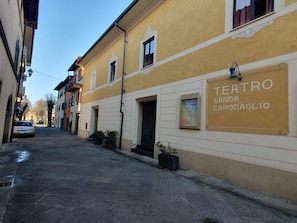 A building with a sign reading 'TEATRO WANDA CAPODAGLIO'. - Holiday Home "Le Balze" with Mountain View, Private Garden & Wi-Fi (Castelfranco di Sopra)
