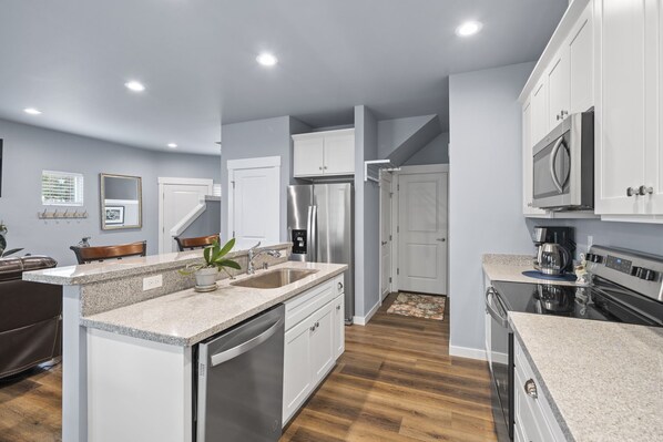 Fridge, microwave, oven, stovetop - Welcome to The 255 — Your Home Away from Home (Parkland)