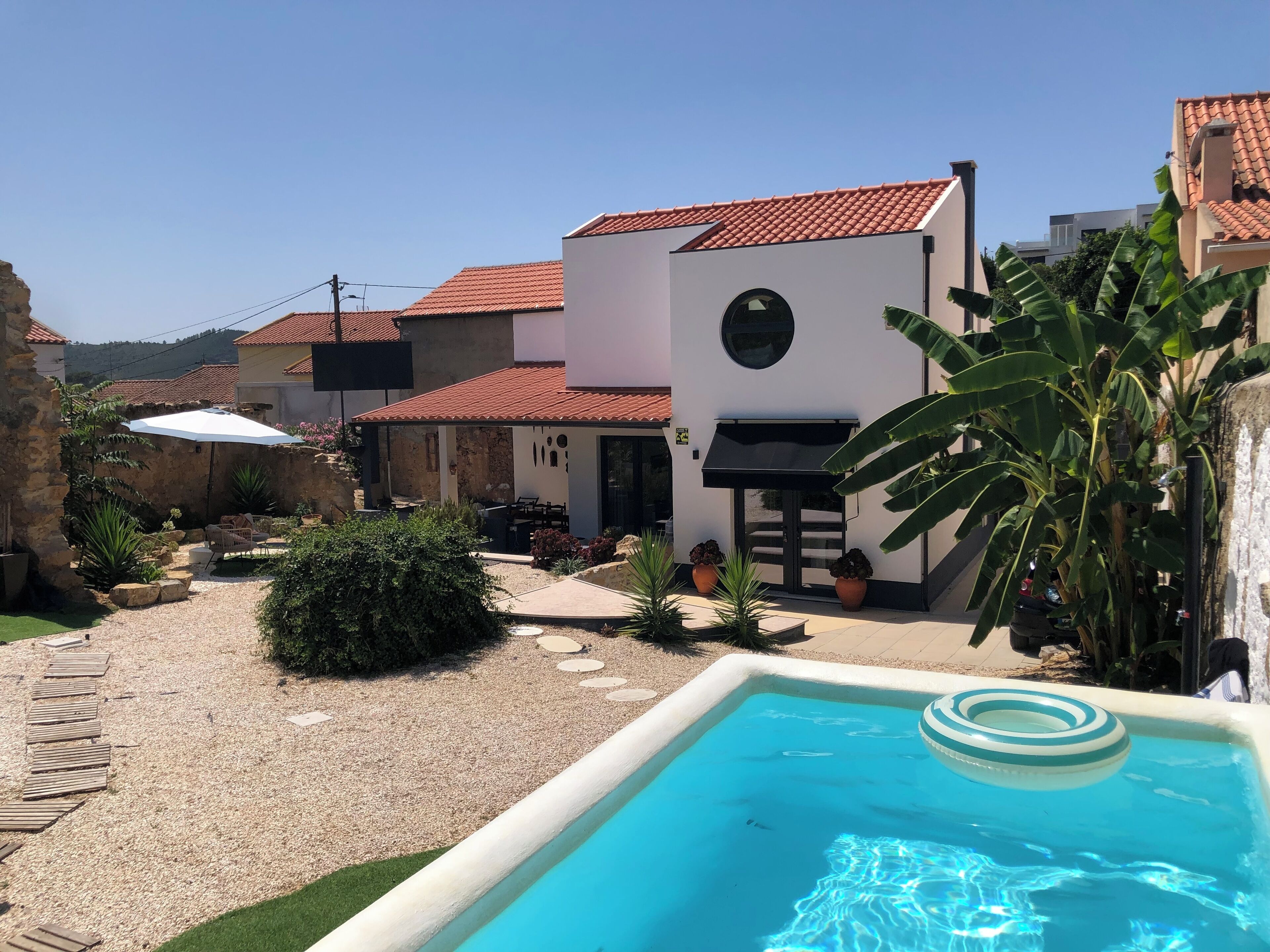 Imagine-se a relaxar no paraíso, com conforto e estilo! Reserve já!