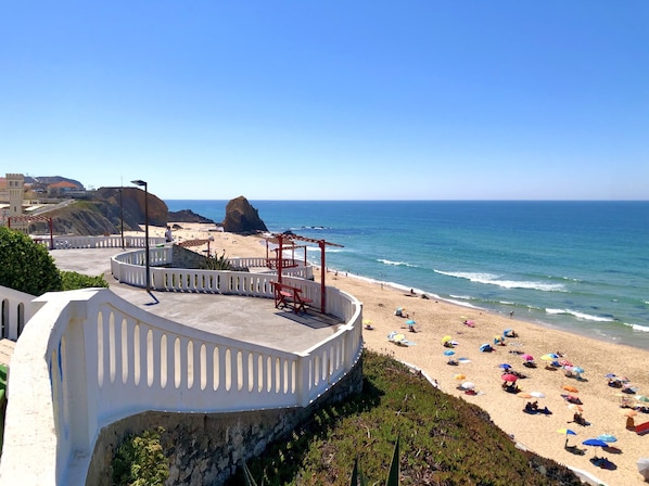 In Strandnähe, Liegestühle, Strandtücher