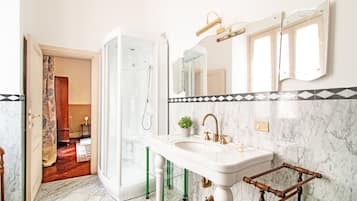 City Triple Room | Bilik Mandi | Kelengkapan dandanan diri percuma, pengering rambut, bidet