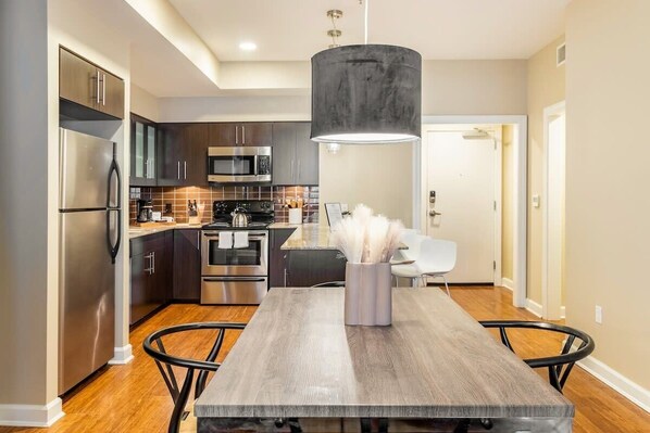 Réfrigérateur, four à micro-ondes, un four, surface de cuisson