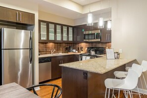 Réfrigérateur, four à micro-ondes, un four, surface de cuisson