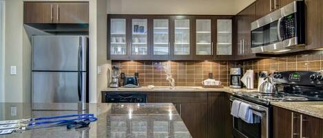 Refrigerador, microondas, horno y parrilla de estufa