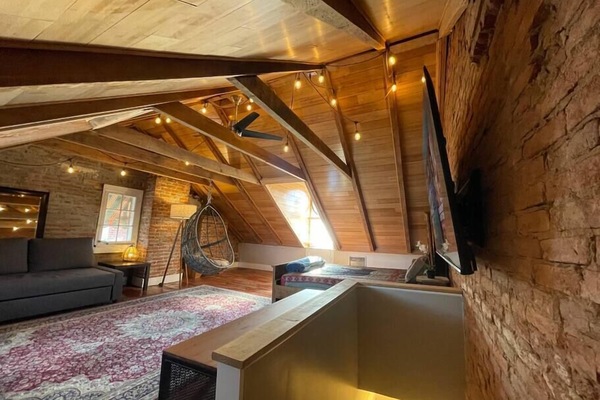 MASTER LOFT W/ 65" SMART TV