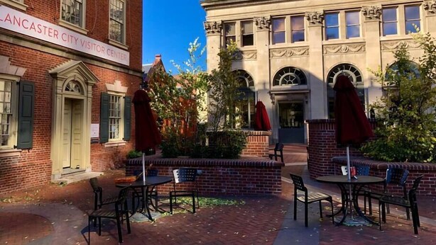 Un bâtiment en briques sur lequel est apposée une enseigne indiquant : « Centre d’information touristique de Lancaster ».