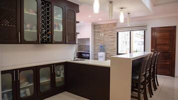 Kjøleskap, mikrobølgeovn, kokeplater og kaffetrakter/tekoker