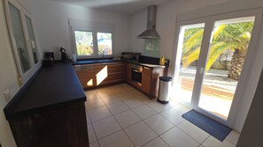 Fridge, microwave, oven, stovetop - Casa Hispano - 210 sqm villa for 4 people with 2,000 sqm Mediterranean garden (Xàbia)