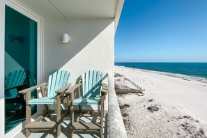Property grounds - Island Shores 652: Beach Front Balcony: Stunning Gulf Views, Pool, Free Parking (Gulf Shores)