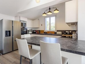 ثلاجة، ميكروويف، فرن، غسالة أطباق