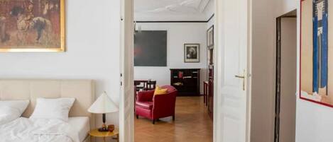 2 Schlafzimmer, Schreibtisch, Bügeleisen/Bügelbrett, Reisekinderbett