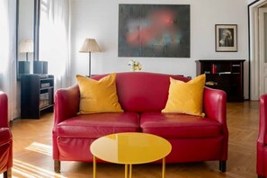 Smart-TV, Bücher, Stereoanlage