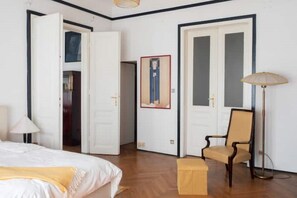 2 chambres, bureau, fer et planche à repasser, lit parapluie