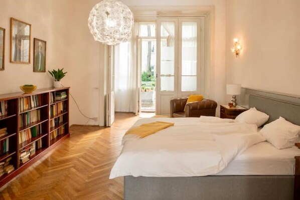 2 Schlafzimmer, Schreibtisch, Bügeleisen/Bügelbrett, Reisekinderbett