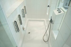 Dusche, Haartrockner, Bidet, Handtücher