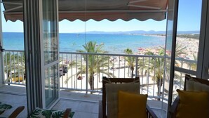 Varanda com vista para a praia e o mar.
