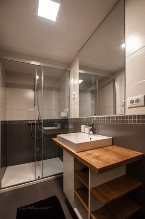 Dusj, hårføner og håndklær