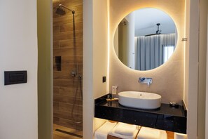 Familiekamer, uitzicht op zee | Badkamer | Een douche, een regendouche, gratis toiletartikelen, een haardroger