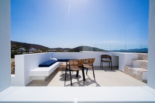 高档床上用品、迷你吧、客房内保险箱、办公桌