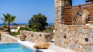 Suite monolocale Deluxe, piscina privata, vista mare | Biancheria da letto di alta qualità, minibar, una cassaforte in camera