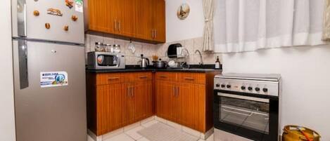 Réfrigérateur, micro-ondes, four, bouilloire électrique