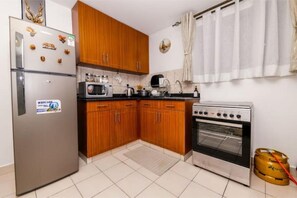 Kühlschrank, Mikrowelle, Ofen, Wasserkocher