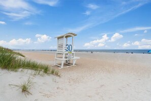 Plage, chaises longues, serviettes de plage